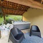 Дом отдыха Maison Mila Avec Jacuzzi Proche Sarlat Витрак